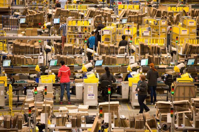 Μια αποθήκη της Amazon ένα μήνα πριν τα Χριστούγεννα (18)