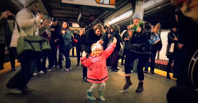 Κοριτσάκι ξεκινάει χορευτικό πάρτι στο μετρό της Νέας Υόρκης
