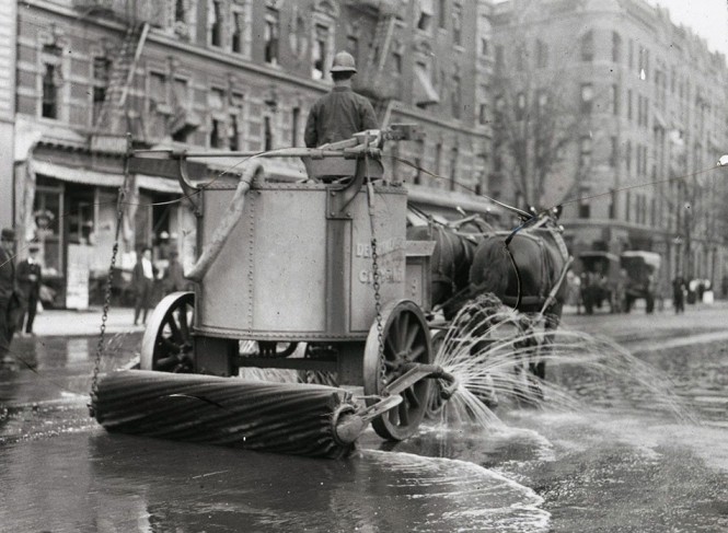 Έτσι καθάριζαν τους δρόμους της Νέας Υόρκης στις αρχές του 20ου αιώνα | Φωτογραφία της ημέρας