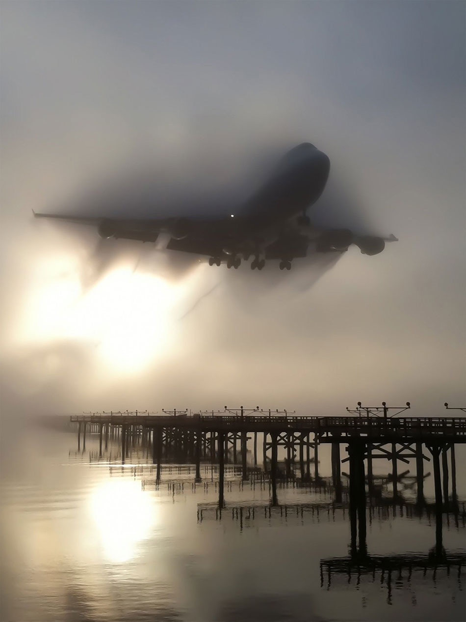 Boeing 747 προσγειώνεται μέσα από την ομίχλη | Φωτογραφία της ημέρας