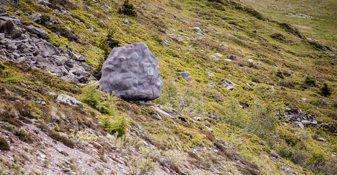 Αυτός ο τεράστιος βράχος στις Ελβετικές Άλπεις είναι στην πραγματικότητα κάτι εντελώς διαφορετικό (2)