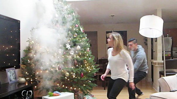 Φάρσα: Το χριστουγεννιάτικο δέντρο που βγάζει καπνούς