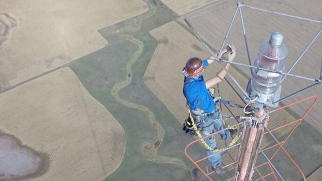 Άνδρας ανεβαίνει σε κεραία ύψους 457 μέτρων για να αλλάξει μια λάμπα