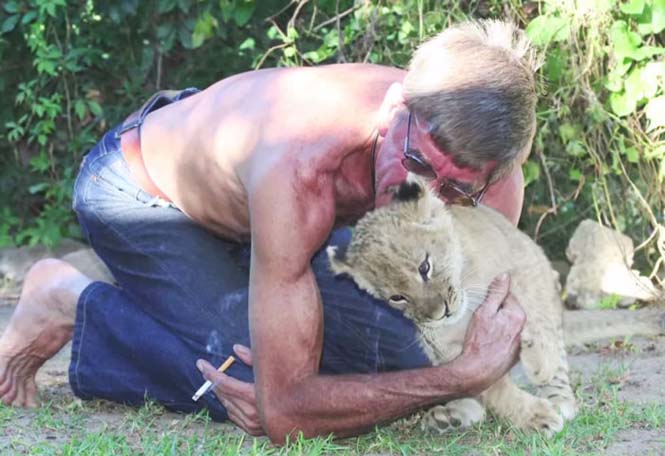 Άνδρας και λιοντάρι έχουν μια σπάνια φιλία (1)