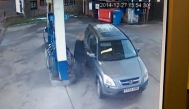 Η απελπισμένη προσπάθεια μιας γυναίκας να παρκάρει για να βάλει βενζίνη