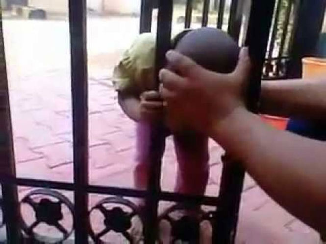 Αυτό το παιδάκι κόλλησε το κεφάλι του σε μια καγκελόπορτα αλλά βρήκε μόνο του την απρόσμενη λύση