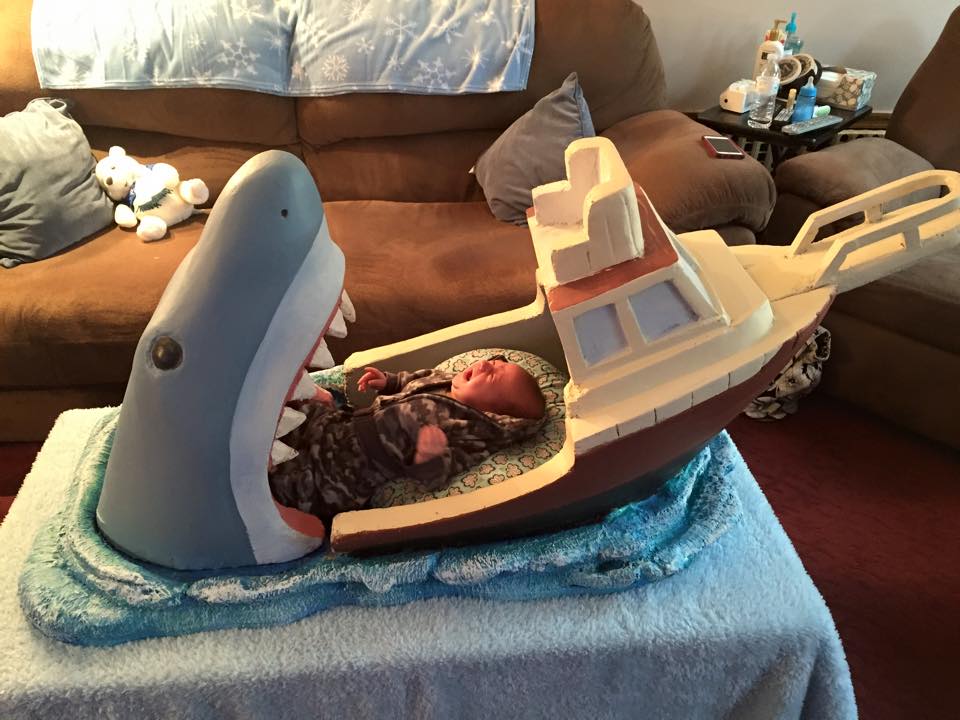 Κρεβατάκι μωρού εμπνευσμένο από την ταινία «Τα σαγόνια του καρχαρία» | Φωτογραφία της ημέρας