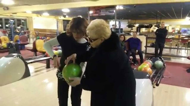 84χρονη γιαγιά πάει για bowling πρώτη φορά στη ζωή της