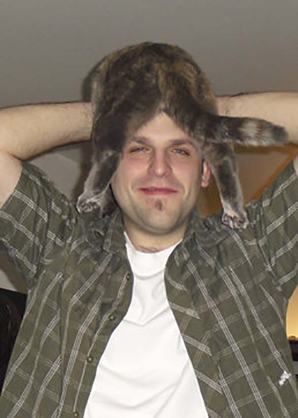 Άνθρωποι που φορούν γάτες για καπέλο (2)