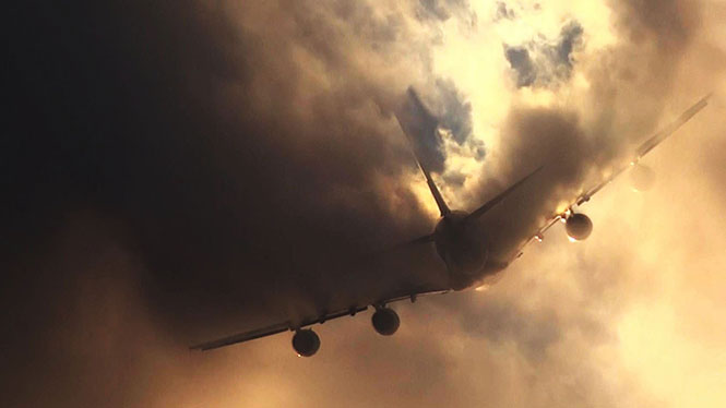 Δείτε πως το μεγαλύτερο επιβατικό αεροπλάνο στον κόσμο σκίζει τα σύννεφα στα δυο