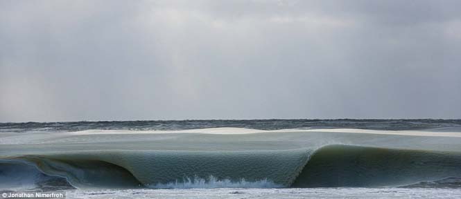 Πρωτοφανές φαινόμενο: Κύματα πάγωσαν καθώς έσκαγαν στην ακτή (2)