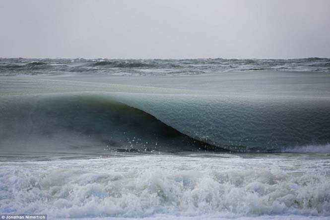 Πρωτοφανές φαινόμενο: Κύματα πάγωσαν καθώς έσκαγαν στην ακτή (4)