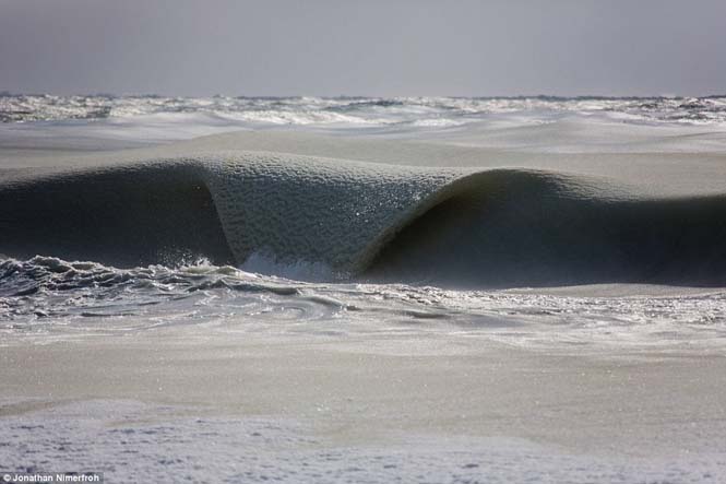 Πρωτοφανές φαινόμενο: Κύματα πάγωσαν καθώς έσκαγαν στην ακτή (1)