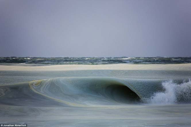 Πρωτοφανές φαινόμενο: Κύματα πάγωσαν καθώς έσκαγαν στην ακτή (6)