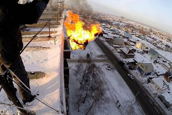 Ρώσος ερασιτέχνης κασκαντέρ αυτοπυρπολήθηκε και έπεσε από 9ώροφο κτήριο στο χιόνι