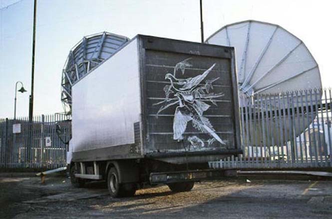 Τέχνη πάνω σε σκονισμένα φορτηγά (1)