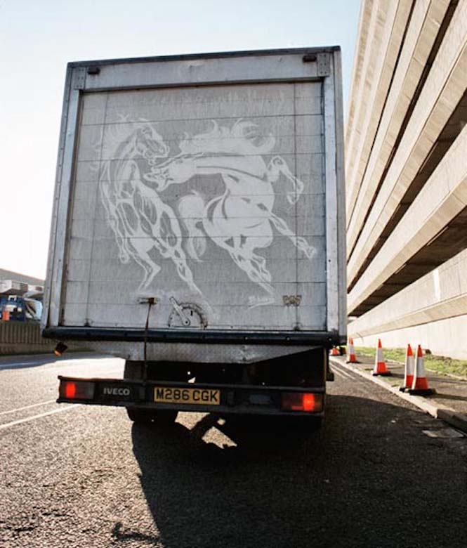 Τέχνη πάνω σε σκονισμένα φορτηγά (2)