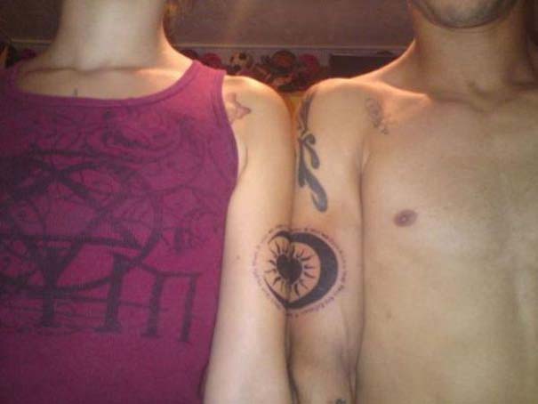 33 ζευγάρια που ενώθηκαν με ένα πρωτότυπο ή παράξενο τατουάζ (22)