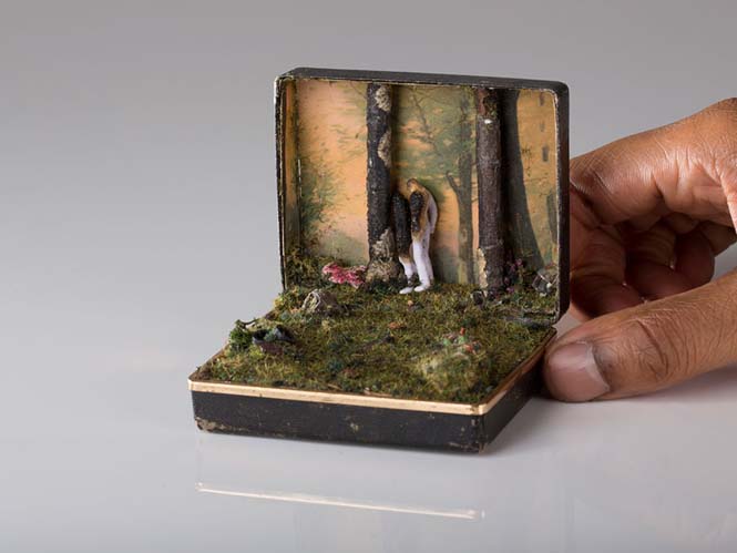 Καλλιτέχνης δημιουργεί μικρά έργα τέχνης μέσα σε παλιά κουτιά δαχτυλιδιών (8)