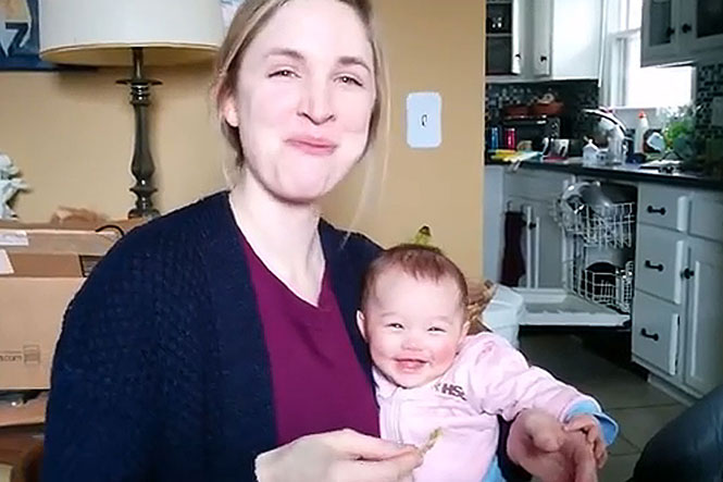 Μωρό ξεκαρδίζεται κάθε φορά που η μαμά του τρώει πατατάκια