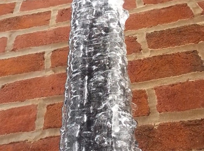 Πάγος σε παγωμένο σωλήνα λιώνει από μέσα προς τα έξω