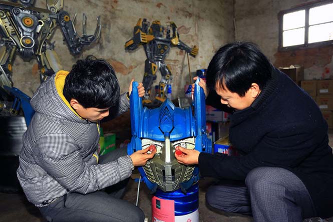 Πατέρας και γιος κατασκευάζουν transformers από παλιοσίδερα (6)