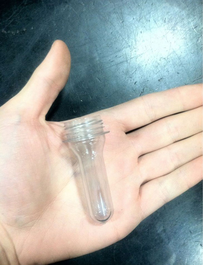 Πλαστικό μπουκάλι ενός λίτρου πριν προστεθεί σε αυτό συμπιεσμένος αέρας | Φωτογραφία της ημέρας