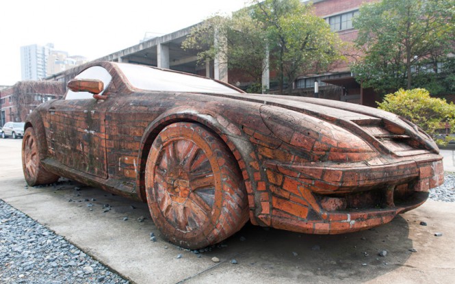 Mercedes Benz από τούβλα | Φωτογραφία της ημέρας