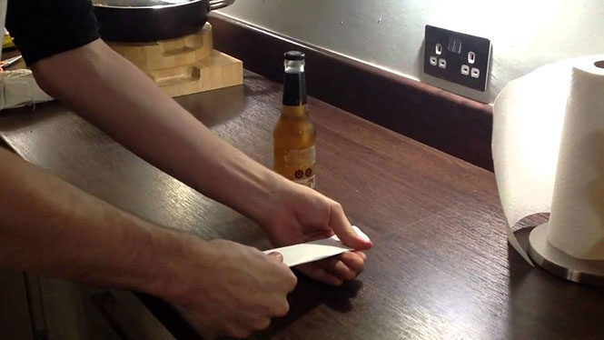 Πως να ανοίξετε ένα μπουκάλι μπύρας με ένα κομμάτι χαρτί