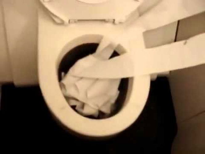 Το πιο χαζό πράγμα που μπορείς να κάνεις τραβώντας το καζανάκι της τουαλέτας
