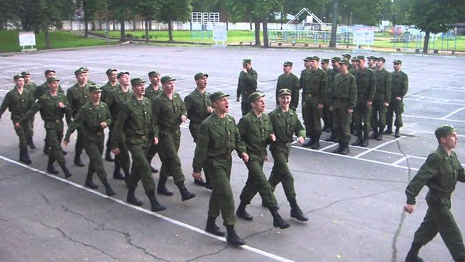 Στρατιώτες τραγουδούν το «Barbie girl»