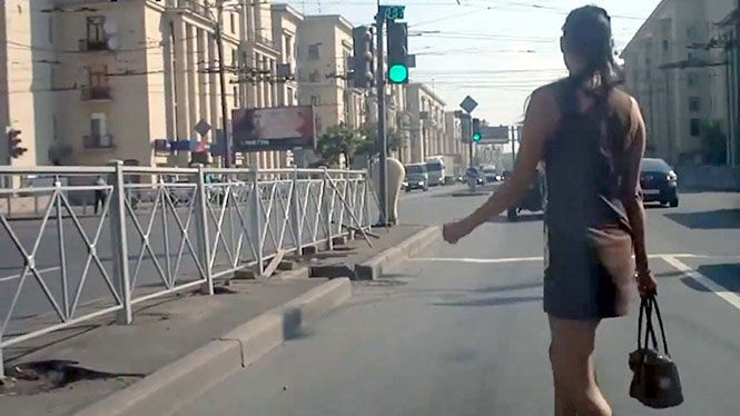 Γυναίκες περνούν τον δρόμο στην Ρωσία