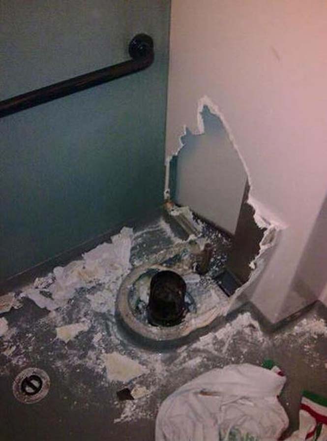 Το κινητό του έπεσε στην λεκάνη της τουαλέτας αλλά αυτό ήταν μόνο η αρχή του κακού... (1)