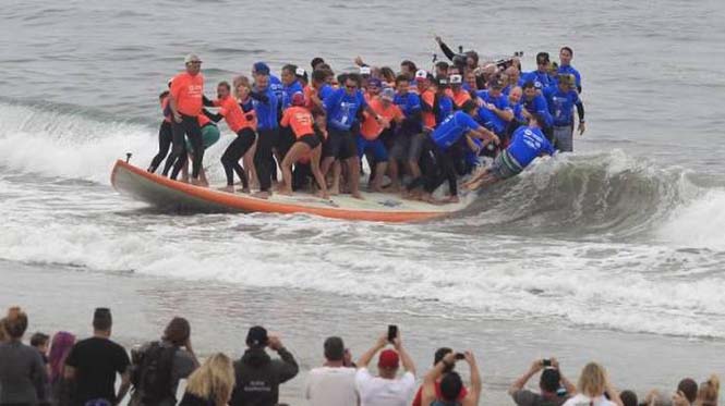 66 surfers έκαναν παγκόσμιο ρεκόρ πάνω σε μια σανίδα (3)