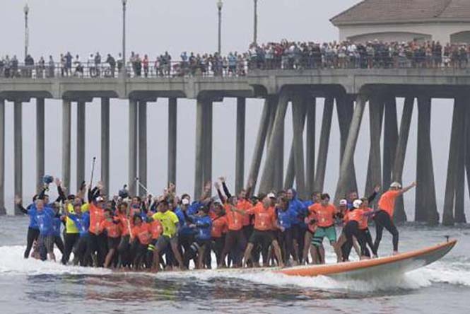 66 surfers έκαναν παγκόσμιο ρεκόρ πάνω σε μια σανίδα (4)