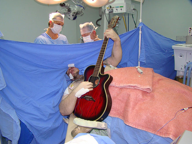 Ασθενής παίζει κιθάρα και τραγουδάει Beatles ενώ χειρουργείται στον εγκέφαλο