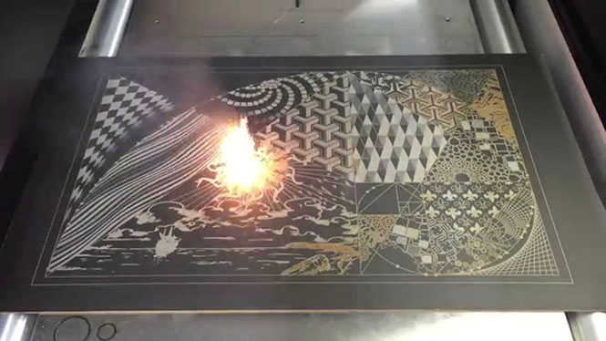 Μηχάνημα δημιουργεί έργα τέχνης με laser πάνω σε μεταλλικές επιφάνειες
