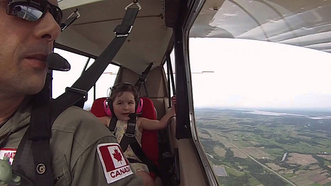 Μπαμπάς παίρνει την 4χρονη κόρη του στην πρώτη της αεροβατική πτήση