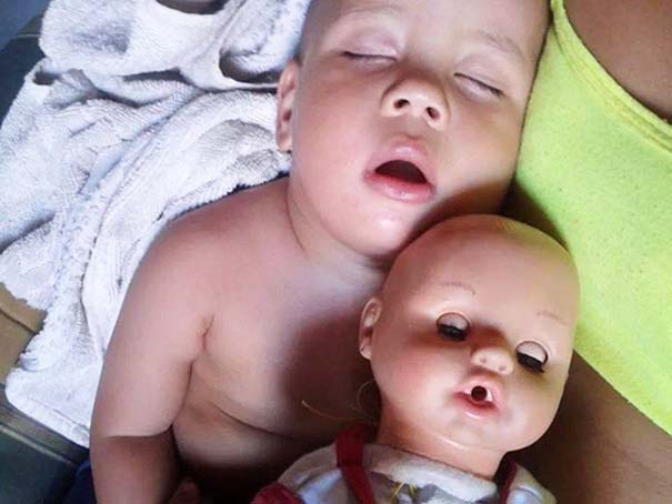 Μωρά που μοιάζουν με τις κούκλες τους (12)
