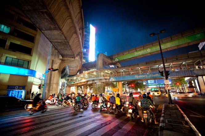 Αυτό συμβαίνει σε όσους κάνουν παράνομες κόντρες στους δρόμους της Ταϊλάνδης (8)