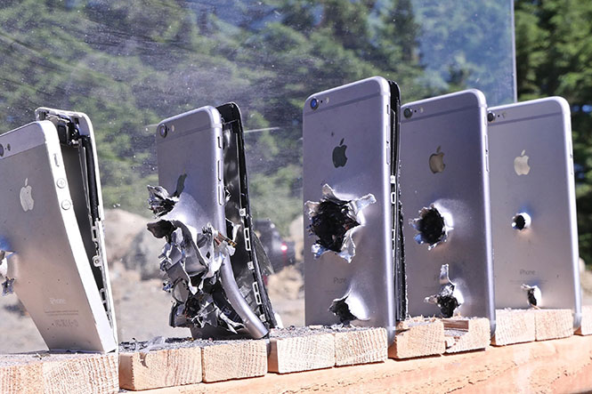 Πόσα iPhones  χρειάζονται για να σταματήσουν ένα Καλάσνικοφ;