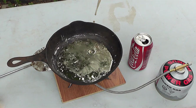 Τι θα συμβεί αν ρίξεις Coca Cola μέσα σε λιωμένο μόλυβδο