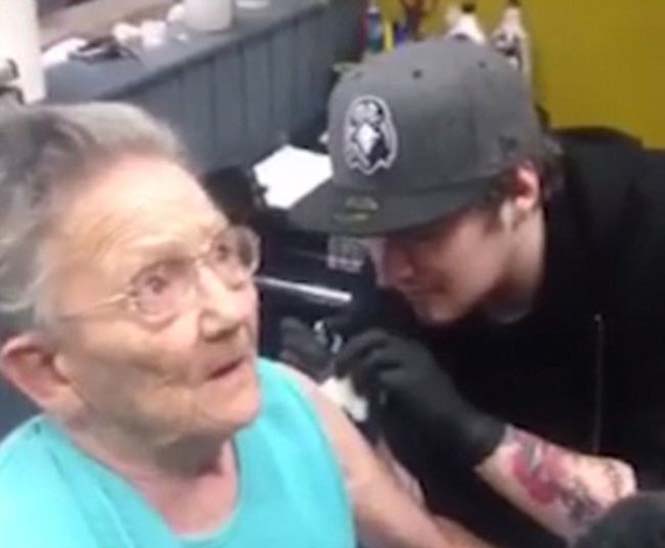 79χρονη το έσκασε από οίκο ευγηρίας για να κάνει τατουάζ (1)