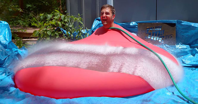 Άνδρας σε τεράστιο μπαλόνι με νερό που σκάει