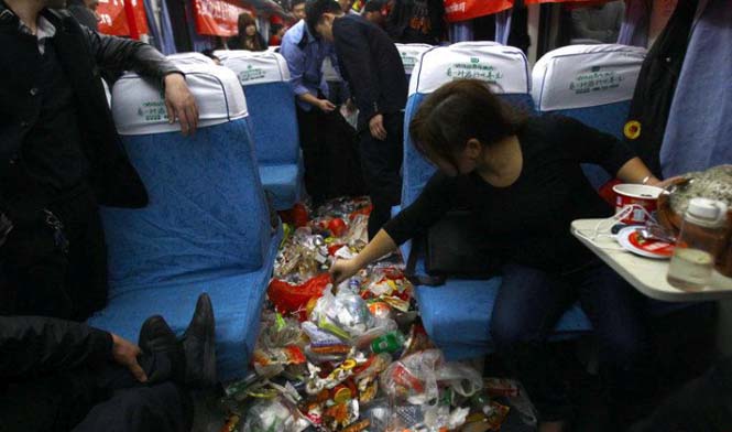 Το εσωτερικό ενός τρένου στην Κίνα σε ώρα αιχμής (5)