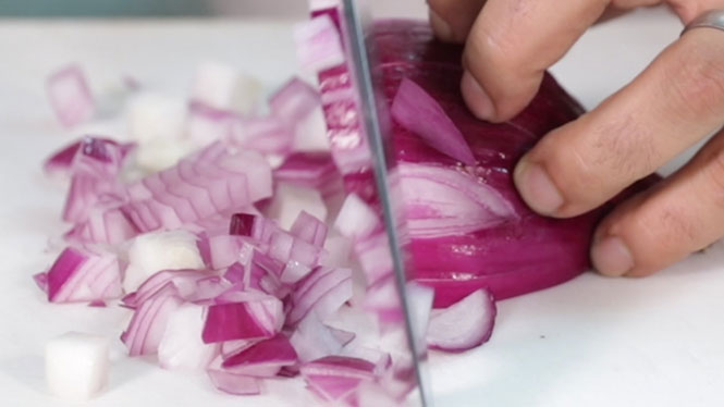 6 κόλπα με μαχαίρι που θα διευκολύνουν την ζωή σας στην κουζίνα