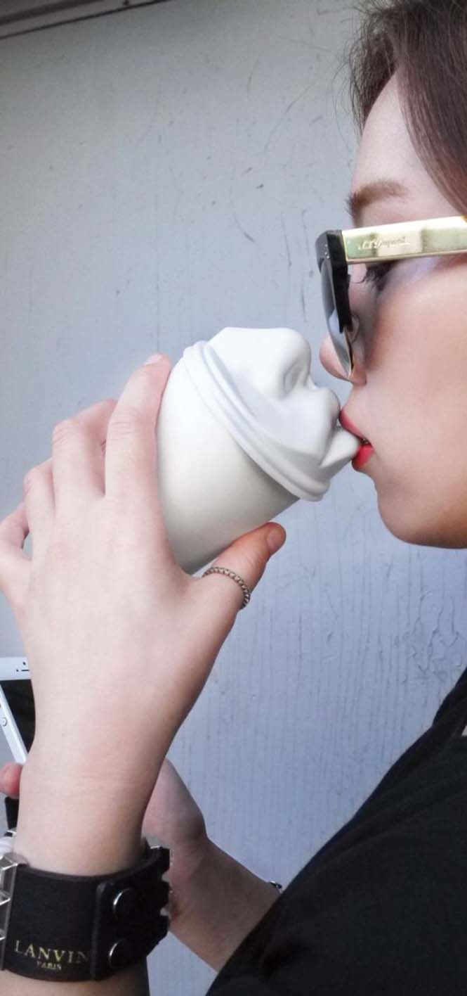 Το ποτήρι που σε φιλάει όταν πίνεις καφέ (2)