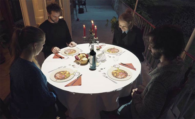 Τραπέζι μετατρέπεται σε κάτι εκπληκτικό όσο οι καλεσμένοι περιμένουν το γεύμα τους