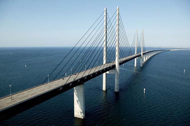 Αυτή η καταπληκτική γέφυρα μετατρέπεται σε τούνελ και συνδέει την Δανία με την Σουηδία (3)