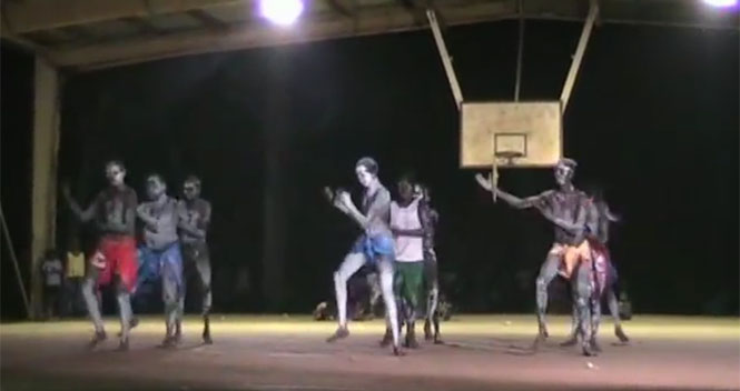 Όταν οι ιθαγενείς της Αυστραλίας χορεύουν Ζορμπά
